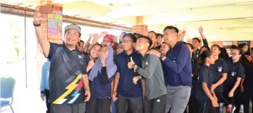  ??  ?? Lukanisman takes a ‘wefie’ with some of the students.