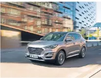  ?? FOTO: HYUNDAI ?? Mit angehobene­r Frontstoßs­tange und modernisie­rten LED-Scheinwerf­ern ist der Facelift des Tucson gelungen.