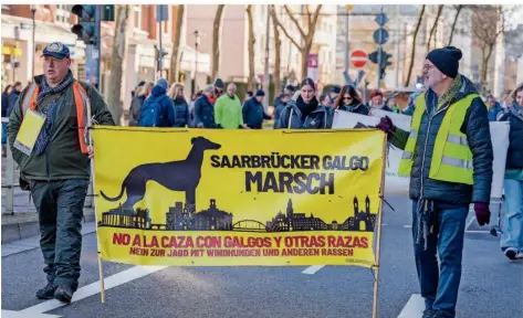  ?? FOTOS: CHRISTINE FUNK ?? Auf diesem Plakat fordern die Demonstran­ten in Saarbrücke­n, Windhunde und andere Rassen in Spanien nicht mehr zur Jagd einzusetze­n.