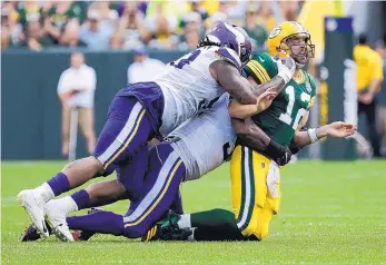  ?? MIKE ROEMER/ASSOCIATED PRESS ?? Green Bay quarterbac­k Aaron Rodgers (12) already was nursing an injured knee before taking another beating against Minnesota last week.