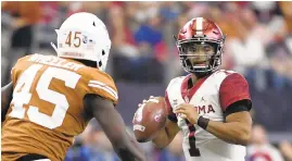  ?? JEFFREY MCWHORTER/AP ?? Kyler Murray became the second consecutiv­e Oklahoma quarterbac­k to be named Player of the Year.