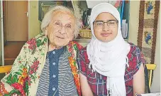  ??  ?? 95 ÅR. Janina Ludawska, 95, i sin lägenhet i Tensta. Hon intervjuas av Fatma Qureshi, 14 år.