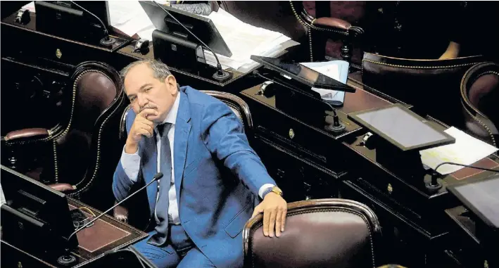  ?? MAXI FAILLA ?? Ex gobernador. Senador tucumano José Alperovich, en su banca en mayo pasado. “El bloque es un quilombo, cada uno vota lo que quiere”, fundamentó su alejamient­o.