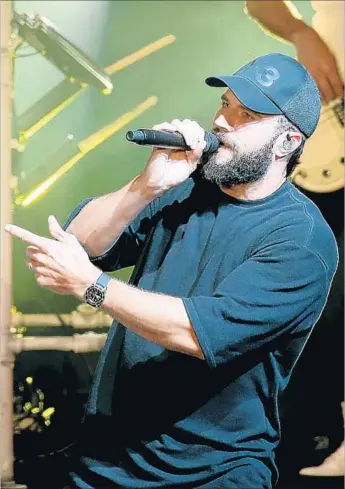  ?? Luis Sinco Los Angeles Times ?? SAM HUNT shows off his distinctiv­e sound in a concert at the Greek Theatre on Tuesday night.