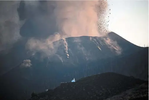  ?? — afp ?? Scary sight: the volcano spewing smoke and ash on La palma.