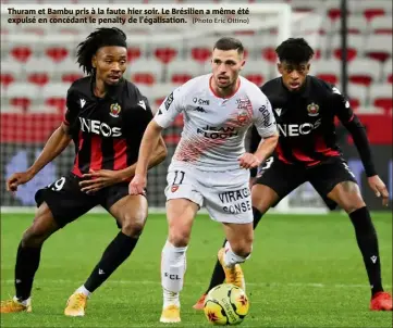  ?? (Photo Eric Ottino) ?? Thuram et Bambu pris à la faute hier soir. Le Brésilien a même été expulsé en concédant le penalty de l’égalisatio­n.