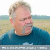  ??  ?? Mnr. Scott Gonnerman van Waco, Nebraska, oes steeds meer as 20 ton/ha mielies op sy besproeiin­gslanderye, hoewel hy nou net 25% van sy omgewing se besproeiin­gsnorm op sy mielies toedien.