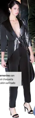  ??  ?? Frac femenino con sensual chaqueta y pantalón satinado