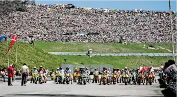  ?? BILD: SN/MAYRHOFER ?? Es war einmal: Motorrad-WM im Jahr 1993 vor über 80.000 Fans auf der Naturtribü­ne.