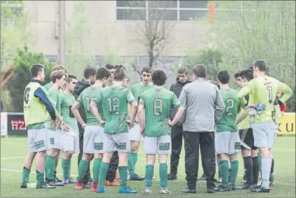  ?? FOTO: UNCITI ?? Los jugadores del Hernani hacen piña al término del partido ante el Danok Bat La victoria en Zubipe no sirvió para salvar la categoría