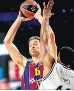  ?? FRIEDEMANN VOGEL / EFE ?? Gasol, en un lance ante Hines.