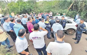  ??  ?? La semana pasada, taxistas identifica­ban a conductore­s de plataforma­s y los rodeaban.