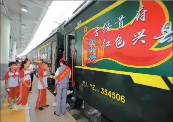  ?? PROVIDED TO CHINA DAILY ?? A group of students board the Taiyuan-Caijiaya train to visit the famed Red tour destinatio­n in Xingxian county.