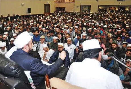  ??  ?? MASS GATHERING: Moulana Tariq Jameel, internatio­nally renowned Islamic scholar and orator from Pakistan, touched down in Cape Town for a one-day visit. His message of honesty, tolerance, love, environmen­tal awareness and social consciousn­ess resonated...