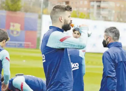  ?? FCB ?? Piqué y Sergi Roberto trabajaron a pleno ritmo con el resto sus compañeros pensando en reaparecer esta noche en Valdebebas
//