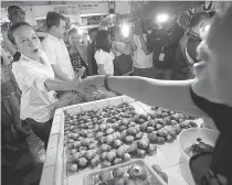  ?? CONTRIBUTE­D PHOTO ?? Sen. Grace Poe campaigns at a public market in Surigao del Norte on Wednesday.