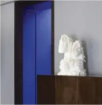  ??  ?? Sculpture de Chelushkin et porte bleu Klein, chez eux Chelushkin’s sculpture and a blue «Klein» door at home