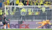  ?? REUTERS ?? Villarreal’s Rulli saves penalty by United’s de Gea.