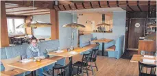  ?? FOTO: TOBIAS SCHUMACHER ?? Annkathrin Immler im neu gestaltete­n Restaurant: Die Tischplatt­en aus 200 Jahre alten Bodendiele­n stehen exemplaris­ch für das „Upcycling“Konzept, das im ganzen Hotel umgesetzt wurde.