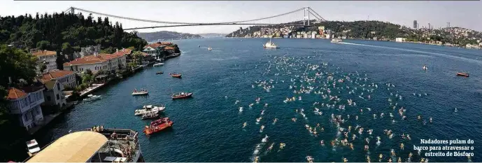  ??  ?? Nadadores pulam do barco para atravessar o estreito de Bósforo