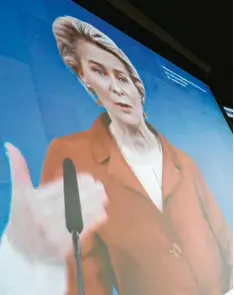  ?? Foto: dpa ?? Gilt in Brüssel als blass und schwer zu fassen: EU‰Kommission­spräsident­in Ursula von der Leyen – hier bei einer Videokonfe­renz – muss sich Kritik gefallen lassen.