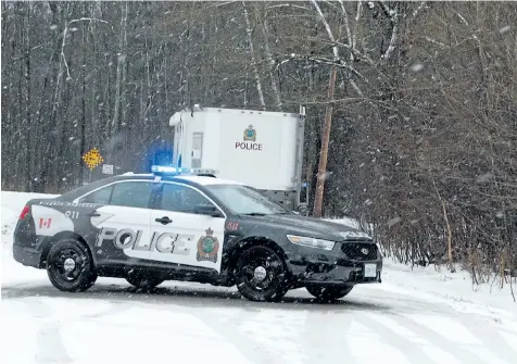  ?? KRIS DUBE/SPECIAL TO THE REVIEW ?? Police are investigat­ing a homicide at a property near Pettit Road and Sutherland Drive in Fort Erie.