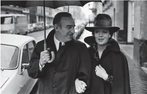  ??  ?? Fusion. Romy Schneider, au bras de Claude Sautet, à Paris en 1971. Un lien viscéral les unit depuis leur première collaborat­ion.