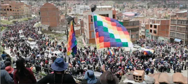  ?? CEDOC PERFIL ?? BOLIVIA. La ruptura institucio­nal emergió después de la movilizaci­ón polarizada de sectores juveniles urbanos de clase media. Los militantes del MAS también salieron a las calles.