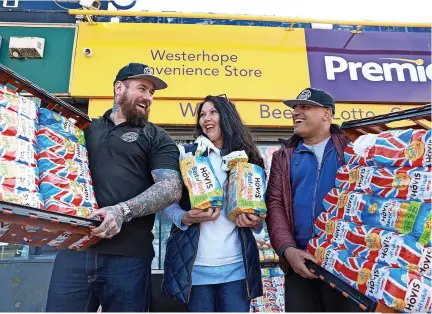  ?? Claire McKie ?? From left, Eddy Baldwin, Julia Boyde and Sheraz Awan at Westerhope Convenienc­e Store