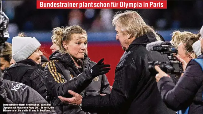  ?? ?? Bundestrai­ner Horst Hrubesch (r.) zählt bei Olympia auf Alexandra Popp (M.). Er hofft, die Stürmerin ist bis dahin fit und in Bestform.