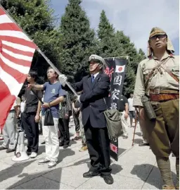  ??  ?? Des nostalgiqu­es du Japon impérialis­te au sanctuaire Yasukuni, le 15 août 2014.