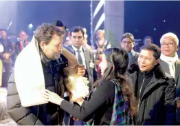  ??  ?? Congress chief Rahul Gandhi is welcomed by a party worker as Meghlaya CM Mukul Sangma looks on during a musical event at Polo Ground, Shillong, on Tuesday.