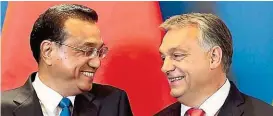  ??  ?? Wenn es nach Orbán ginge, könnten nicht genug Chinesen kommen – hier mit Chinas Premiermin­ister Li Keqiang.