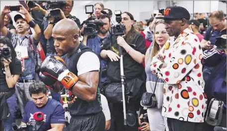  ?? John Locher
Associated Press ?? FLOYD MAYWEATHER JR.
works out in Las Vegas this month with his father watching him. Both men have spent time behind bars.