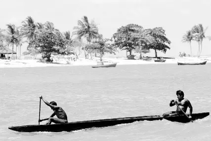  ??  ?? Indígenas en una prueba de canotaje en la playa Coroa Vermelh, en la ciudad de Porto Seguro, en Brasil.