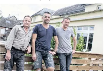  ??  ?? Laurent Faugeras (à gauche), travaille dur avec ses deux associés Julien Sanchois et Frédéric Alexandre pour ouvrir son hôtel-restaurant « Le Risle » d’ici la fin septembre.