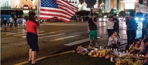  ?? Foto: Nick Otto/ZUMA Wire/dpa ?? Blumen und Kerzen liegen in Las Vegas an einer Gedenkstät­te für die Opfer des Massakers vom Montag. Ein Todesschüt­ze hat bei einem Musikfesti­val in der US Touristen metropole Las Vegas mindestens 58 Menschen getötet und über 500 verletzt.