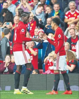  ?? FOTO: EFE ?? Pogba y Lingard celebran el primer gol del francés con el Manchester United