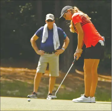  ?? Terrance Armstard/News-Times ?? On the green: Laura Restrepo, of Panama City, Panama, competes in the Murphy USA El Dorado Shootout at Mystic Creek Golf Club on Friday.