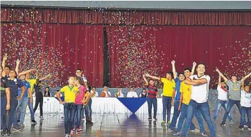  ??  ?? Bailes y espíritu juvenil. Aproximada­mente 850 alumnos de las casas salesianas disfrutaro­n del montaje de coreografí­as y bailes. Jóvenes y niños se unieron para demostrar sus talentos y habilidade­s.