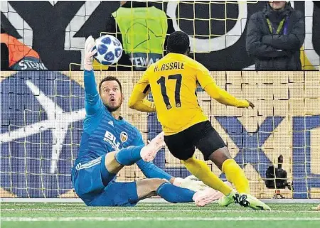  ?? KEY ?? Valencias Goalie Neto stand vor allem in der zweiten Halbzeit immer wieder im Fokus, hier klärt er vor YB-Stürmer Roger Assalé.