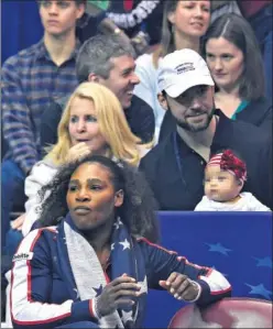  ??  ?? FAMILIA. En la Fed Cup de febrero, su hija y su marido, tras Serena