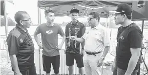  ?? — Gambar Bernama ?? RAMAH MESRA: Abdul Azim (dua kanan) dan Presiden Persatuan Sukan Jetski Malaysia (MJSA) Datuk Mohamed Saffian Omar (kiri) beramah mesra dengan tiga atlet jet ski negara (dari kiri) Tee Chen Jet, Brian Chia dan Saifullah Al Aziz Nazar pada perjumpaan bersama atlet sukan jet ski di Tasik Biru Kundang, Rawang semalam.