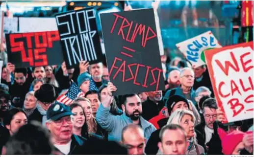  ?? ALBA VIGARAY / EFE ?? Decenas de manifestan­tes protestan en Nueva York contra Trump por la investigac­ión judicial de la trama rusa.