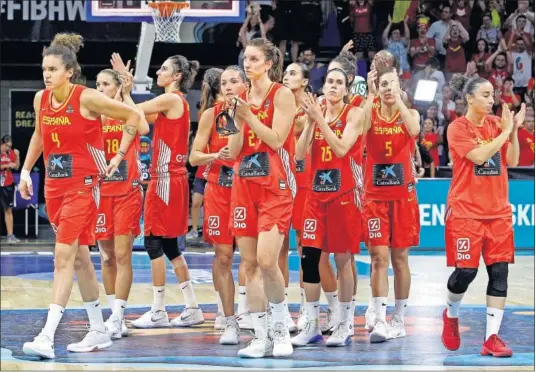  ??  ?? ESTUVO CERCA. Las jugadoras de la Selección agradecen el respaldo del público del Santiago Martín tras perder ante Bélgica.