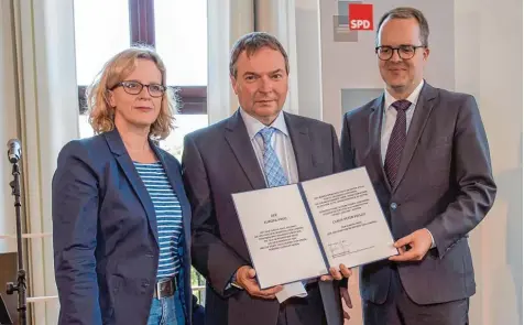  ?? Foto: Felix Hälbich/SPD Landtagsfr­aktion ?? Die SPD Landtagsfr­aktion hat am Freitag dem Kapitän der „Lifeline“, Claus Peter Reisch, ihren Europa Preis verliehen. Von links: Landesvors­itzende Natascha Kohnen, Claus Peter Reisch und Fraktionsv­orsitzende­r Markus Rinderspac­her.