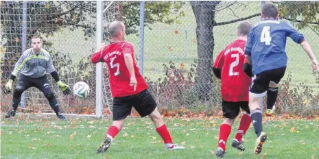  ?? FOTO: HKB ?? Paul Ratke (4) vom SV Bubsheim erzielte mit zwei Toren die 2:0-Führung gegen eine aufopferun­gsvoll kämpfende Mannschaft des FSV Denkingen. Am Ende nahmen die Bubsheimer mit einem 4:2-Sieg alle drei Punkte mit nach Hause. Weitere Bilder unter...