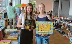  ?? Foto: Häusler ?? Die Schülerinn­en Indira und Carolin, beide 14 Jahre alt, waren zufrieden mit ihrem Verkauf. Beim Kinderfloh­markt boten sie Bücher und Brettspiel­e an.