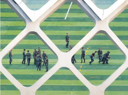  ?? [ Reuters ] ?? Üben für den Einsatz. Chinesisch­e Soldaten trainieren im Sportzentr­um von Shenzhen an der Grenze zu Hongkong.
