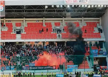  ?? ?? Trnavské bojiště.
Ve chvíli, kdy se fanoušci Spartaku dostali nad kotel Slovanu, do kterého vhodili světlici, se šlágr slovenské nejvyšší soutěže změnil v souboj několika desítek chuligánů.